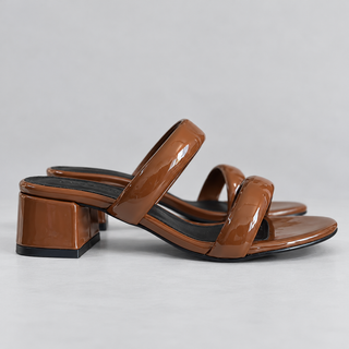 Zapatilla charol caramelo