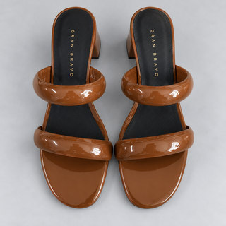Zapatilla charol caramelo