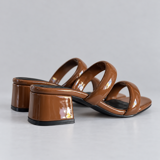 Zapatilla charol caramelo
